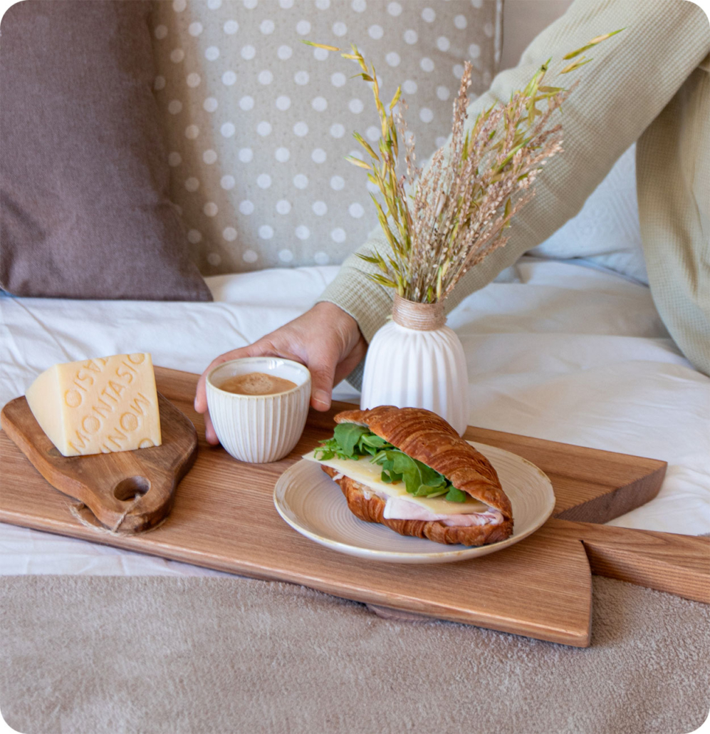 vassoio colazione con caffe, fetta montasio e verdura dentro una brioche